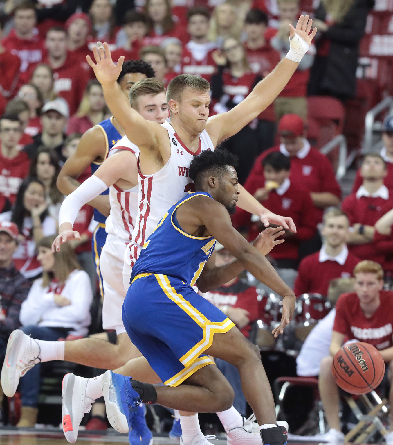 Badgers 83, Cowboys 63